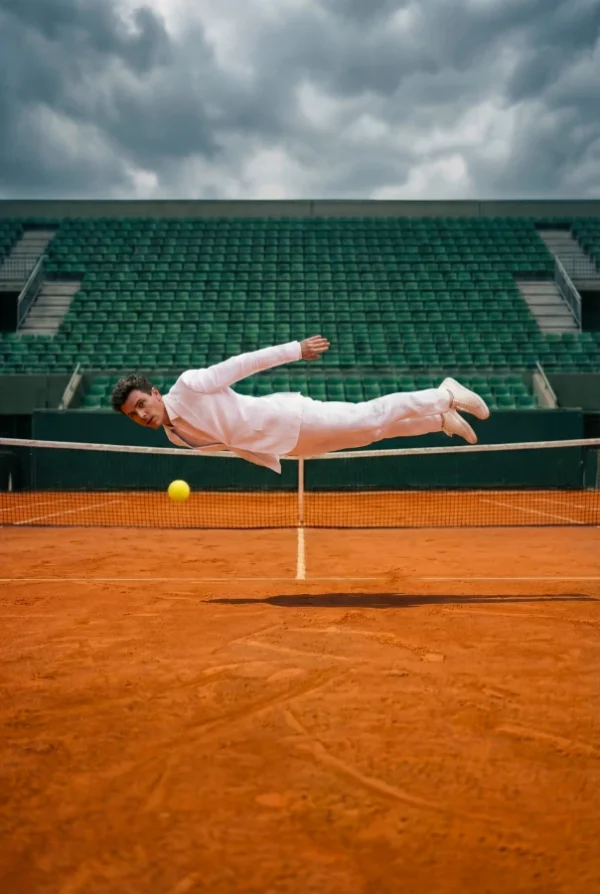 Roland G. : homme en lévitation sur court (photo d'art)