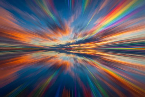 Ciel abstrait coloré en pose longue sur lac