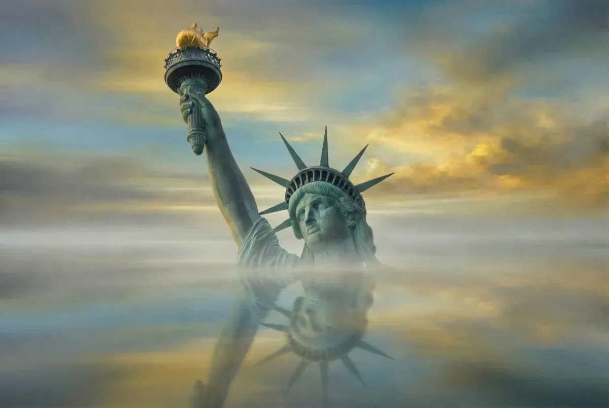 Statue de la Liberté brume dorée sur mer