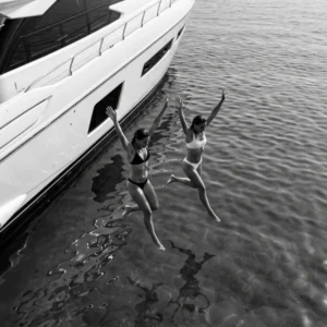 Joy Unleashed : saut de yacht (photo noir et blanc)