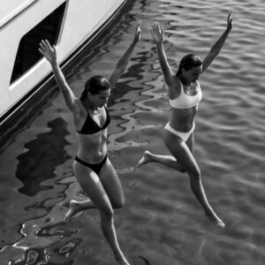 Joy Unleashed : saut de yacht (photo noir et blanc)