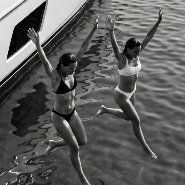 Joy Unleashed : saut de yacht (photo noir et blanc)