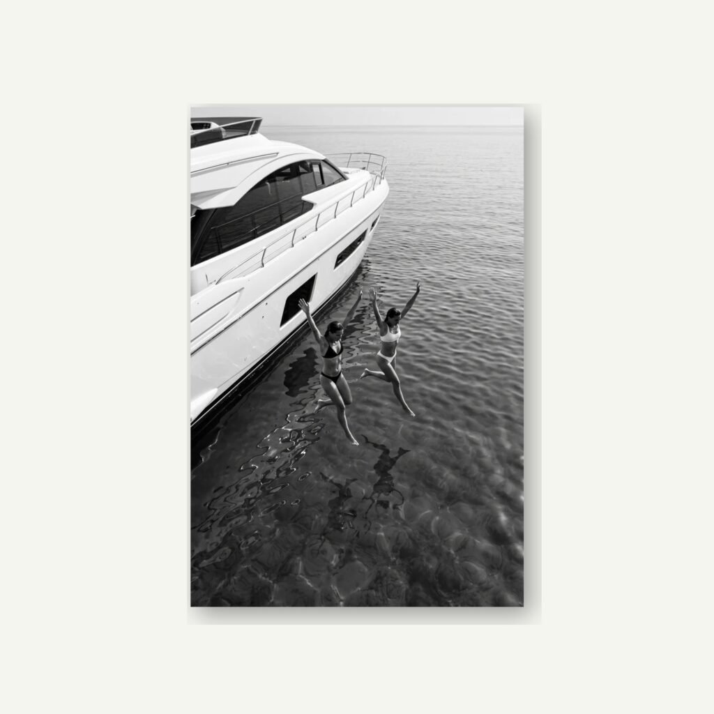 Joy Unleashed : saut de yacht (photo noir et blanc)