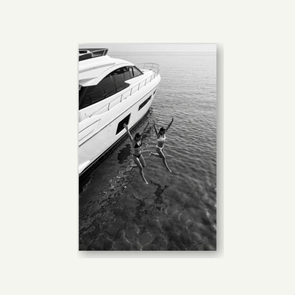 Joy Unleashed : saut de yacht (photo noir et blanc)