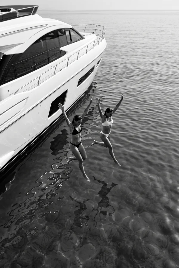 Joy Unleashed : saut de yacht (photo noir et blanc)