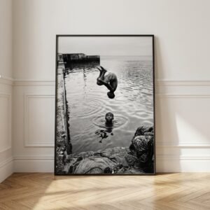 La pirouette, Sénégal : enfant faisant un saut (photo noir et blanc)