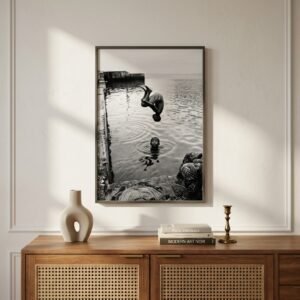 La pirouette, Sénégal : enfant faisant un saut (photo noir et blanc)