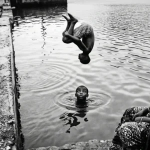 La pirouette, Sénégal : enfant faisant un saut (photo noir et blanc)