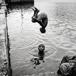 La pirouette, Sénégal : enfant faisant un saut (photo noir et blanc)