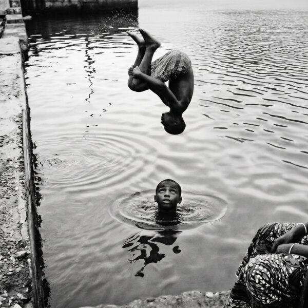 La pirouette, Sénégal : enfant faisant un saut (photo noir et blanc)