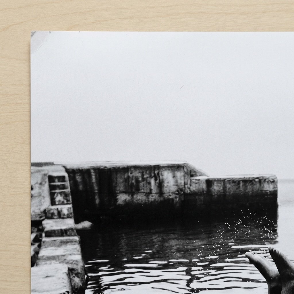 La pirouette, Sénégal : enfant faisant un saut (photo noir et blanc)