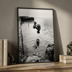 La pirouette, Sénégal : enfant faisant un saut (photo noir et blanc)