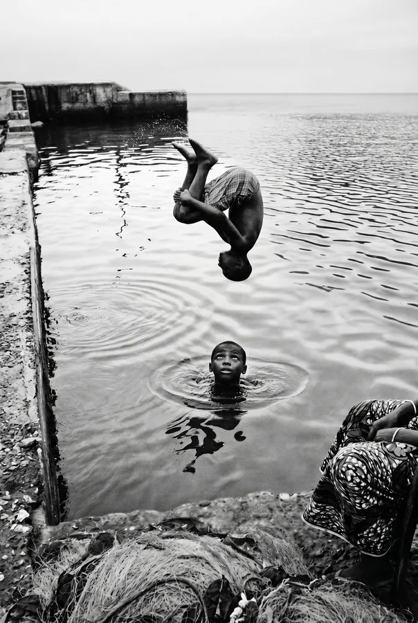 La pirouette, Sénégal : enfant faisant un saut (photo noir et blanc)