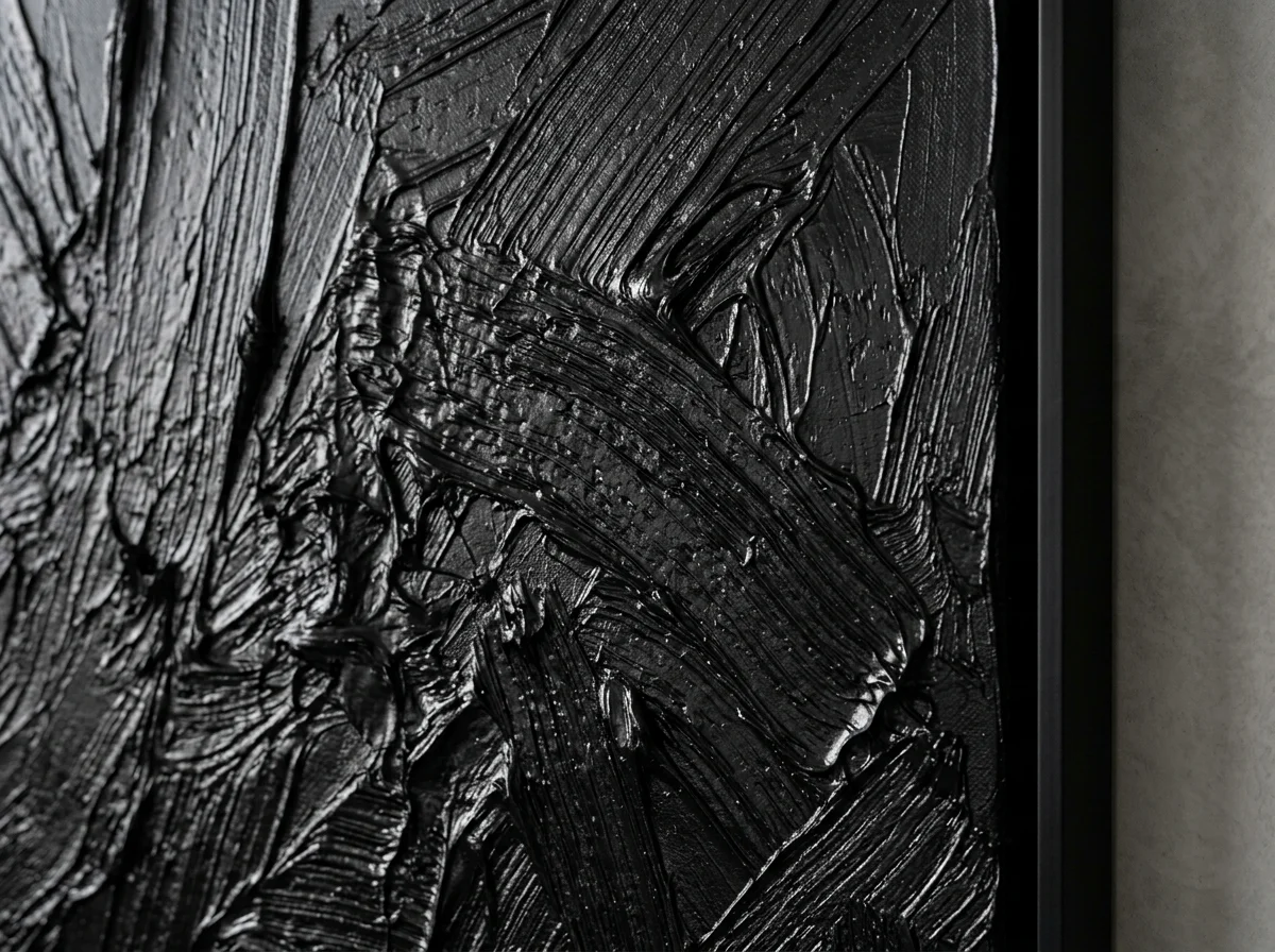 Gros plan macrophotographie surface pigmentaire noire en relief - texture Outrenoir stries impasto