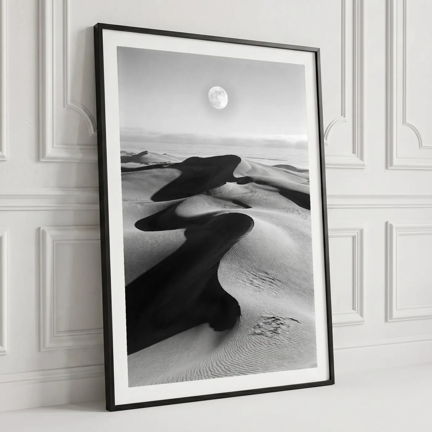Tableau L'Astre des Sables en situation dans un salon contemporain - Décoration murale