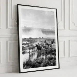Tableau L'Élan de Camargue en situation dans un salon contemporain - Décoration murale