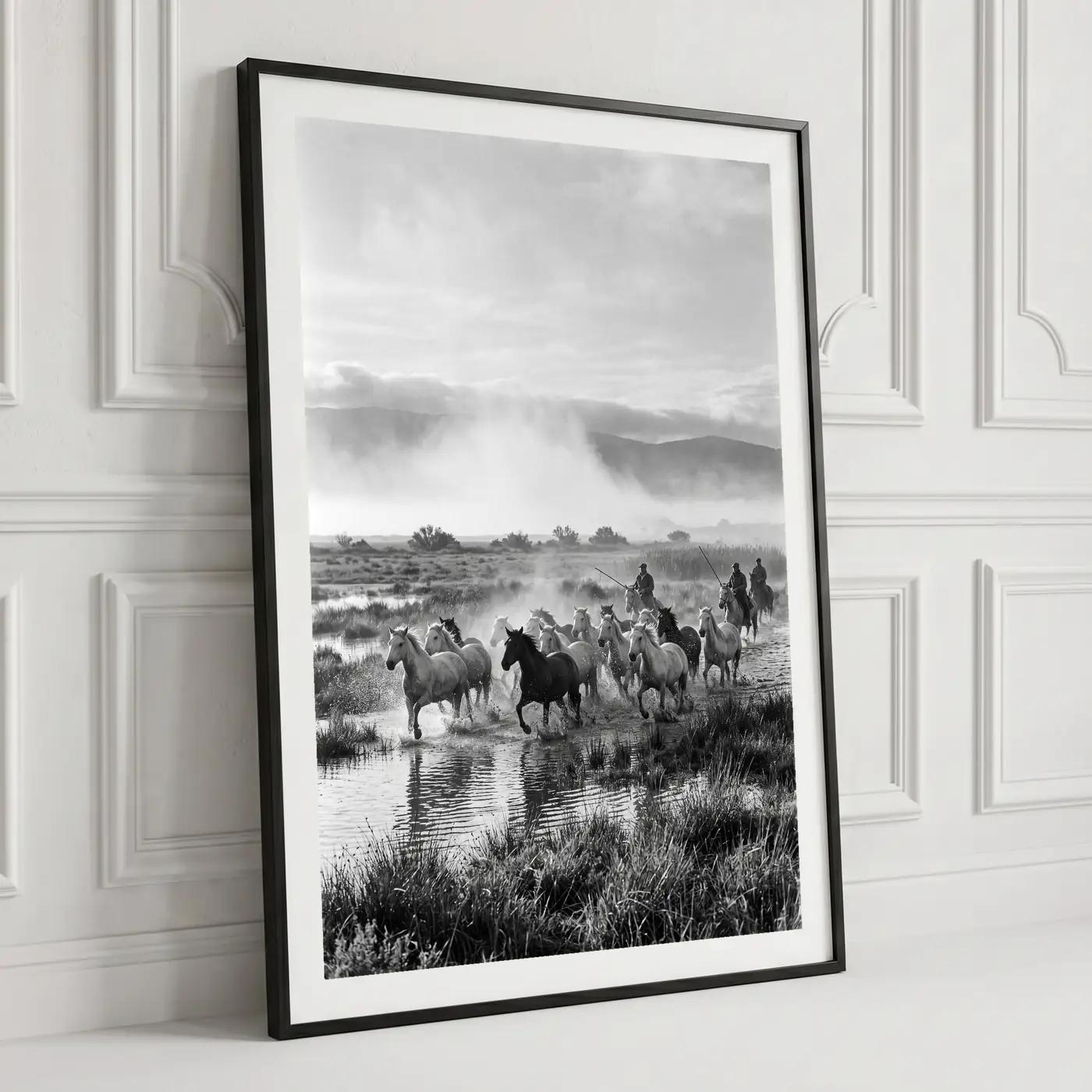 Tableau L'Élan de Camargue en situation dans un salon contemporain - Décoration murale
