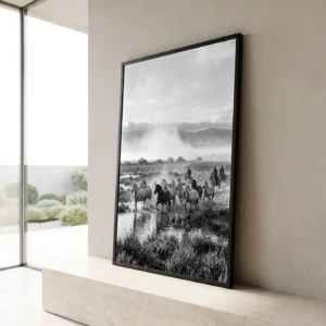 Grand format mural L'Élan de Camargue au-dessus d’un canapé - Déco intérieure