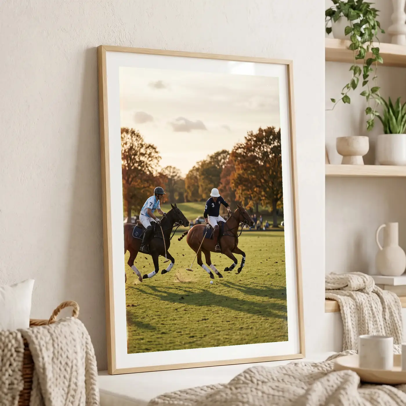 Tableau L'Élan du Polo en situation dans un salon contemporain - Décoration murale
