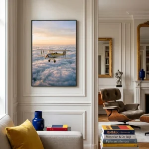 Grand format mural L'Envol Doré au-dessus d’un canapé - Déco intérieure