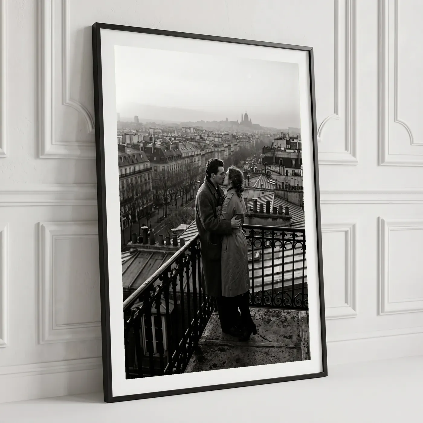 Tableau Le Baiser des Toits en situation dans un salon contemporain - Décoration murale