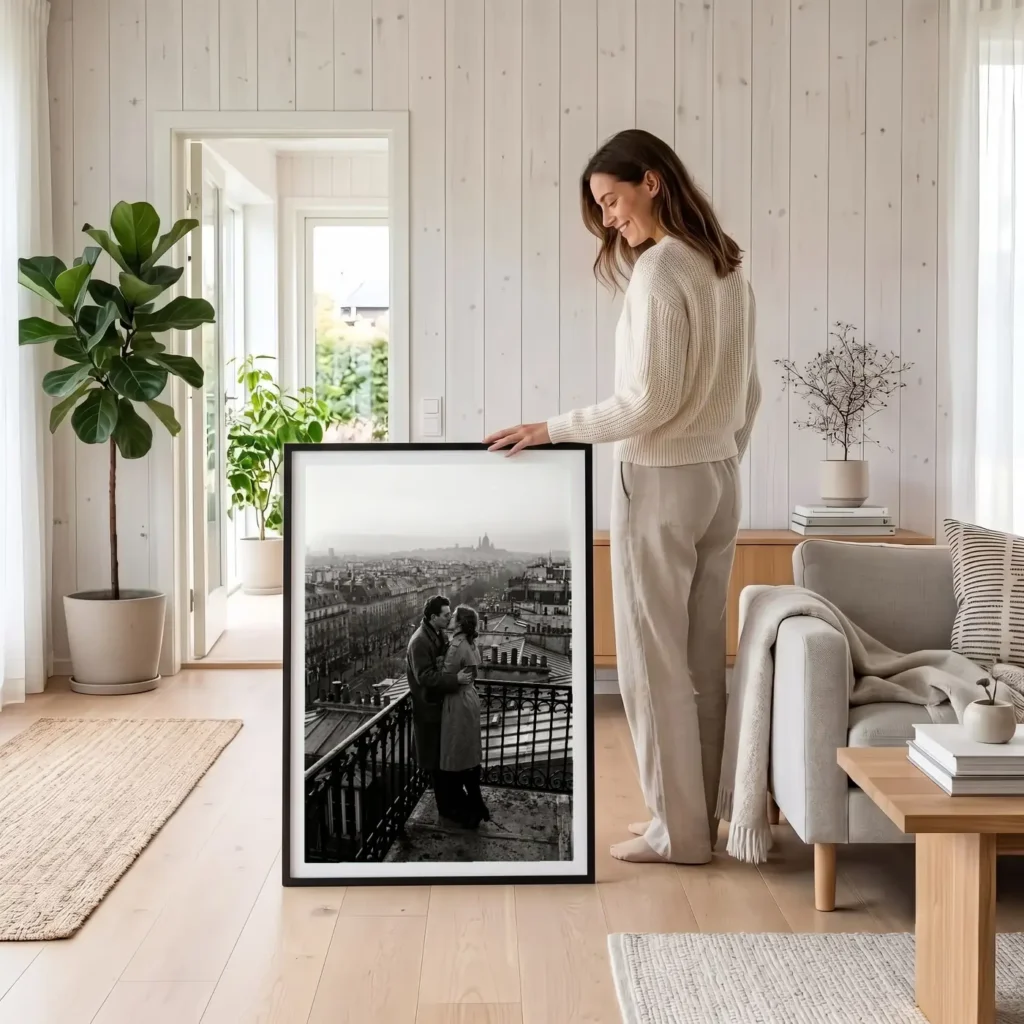 Grand format mural Le Baiser des Toits au-dessus d’un canapé - Déco intérieure